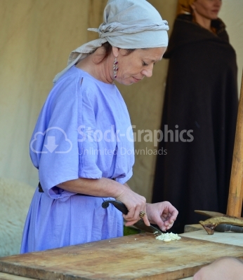 Dacian woman cutting onion