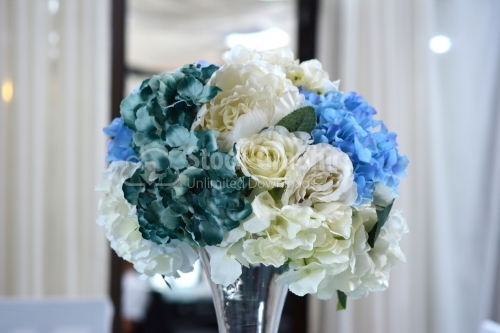 Flower arrangement with blue and white flowers
