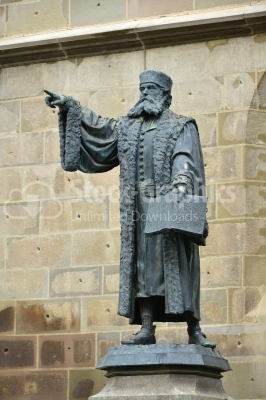 Pointing men statue