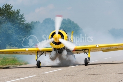 Taking-off propeller plane demonstration
