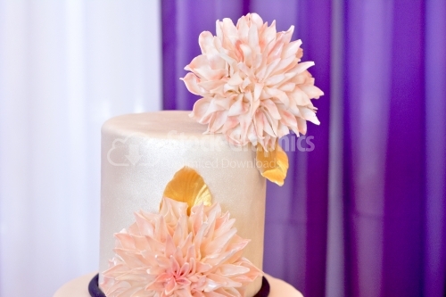 The top of a cake, decorated with a large beige chrysanthemum